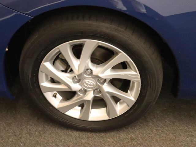 Toyota AURIS 1.8 Hybrid Trend - ORIGINEEL NEDERLANDSE AUTO - ACHTERUITRIJCAMERA - AUTOMATISCHE CLIMATE CONTROL - NAVIGATIESYSTEEM FULL MAP - PANORAMADAK - CRUISE CONTROL - RIJSTROOKSENSOR - VERKEERSBORDDETECTIE - GROOTLICHTASSISTENT - DAB ONTVANGER - LICHTMETALEN VELG