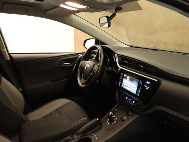 Toyota AURIS 1.8 Hybrid Trend - ORIGINEEL NEDERLANDSE AUTO - ACHTERUITRIJCAMERA - AUTOMATISCHE CLIMATE CONTROL - NAVIGATIESYSTEEM FULL MAP - PANORAMADAK - CRUISE CONTROL - RIJSTROOKSENSOR - VERKEERSBORDDETECTIE - GROOTLICHTASSISTENT - DAB ONTVANGER - LICHTMETALEN VELG