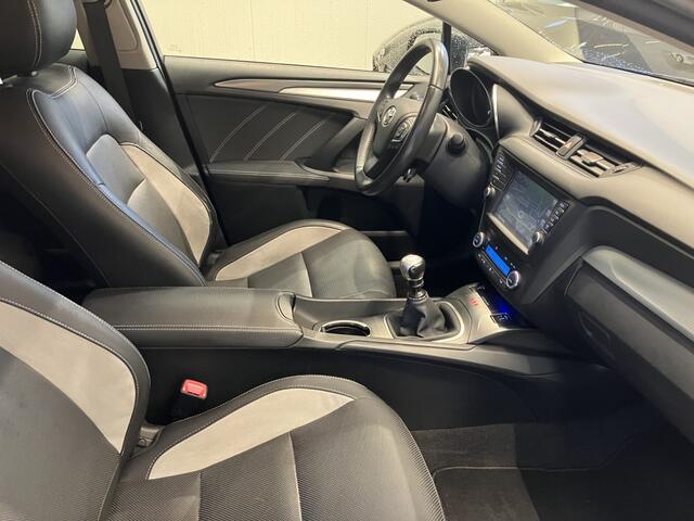 Toyota AVENSIS Touring Sports 1.8 VVT-i Executive | Leder | Navigatie | Stoelverw
