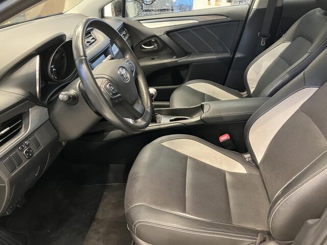 Toyota AVENSIS Touring Sports 1.8 VVT-i Executive | Leder | Navigatie | Stoelverw