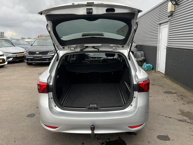 Toyota AVENSIS Touring Sports 1.8 VVT-i Executive Automaat, Panoramadak, Trekhaak, Navigatie, LMV, Cruise control, Achteruitrijcamera, Parkeersensoren voor + achter