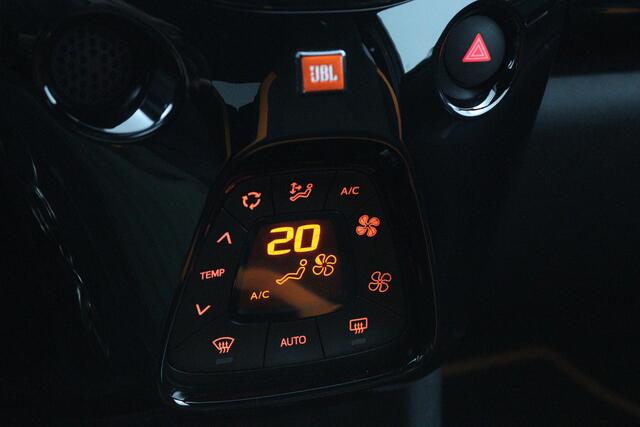 Toyota AYGO 1.0 VVT-i x-JBL | Automaat | Climate control | Apple carplay-android auto | Parkeercamera |
