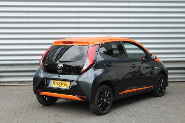 Toyota AYGO 1.0 VVT-i 73pk x-JBL NL-Auto NAP Clima Navi Carplay Camera 15"LMV