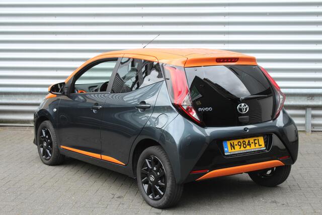 Toyota AYGO 1.0 VVT-i 73pk x-JBL NL-Auto NAP Clima Navi Carplay Camera 15"LMV