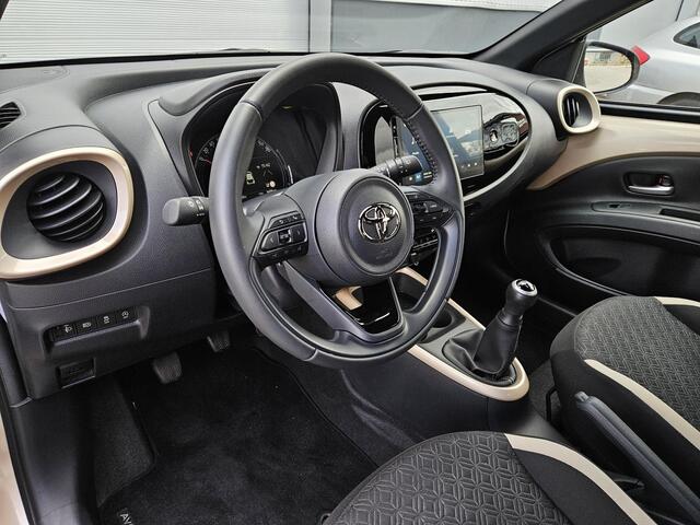 Toyota AYGO X 1.0 VVT-i MT Pulse | Ginger beige/Zwart | All Season Banden| Org NL en 1e Eigenaar |