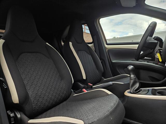 Toyota AYGO X 1.0 VVT-i MT Pulse | Ginger beige/Zwart | All Season Banden| Org NL en 1e Eigenaar |