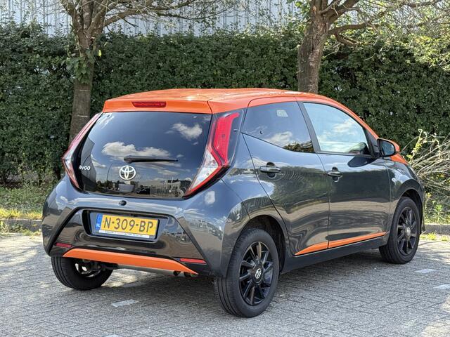 Toyota AYGO BJR 2021 1.0 VVT-i 73 PK TeamNL AIRCO / ECC / STUURBEKR. / JBL AUDIO / CENTR. VERGR. / LM VELGEN / METALLIC LAK