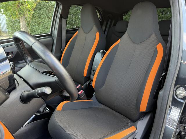 Toyota AYGO BJR 2021 1.0 VVT-i 73 PK TeamNL AIRCO / ECC / STUURBEKR. / JBL AUDIO / CENTR. VERGR. / LM VELGEN / METALLIC LAK