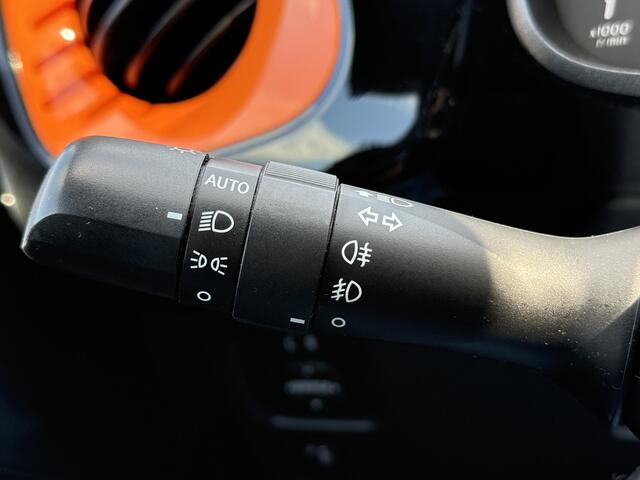 Toyota AYGO BJR 2021 1.0 VVT-i 73 PK TeamNL AIRCO / ECC / STUURBEKR. / JBL AUDIO / CENTR. VERGR. / LM VELGEN / METALLIC LAK