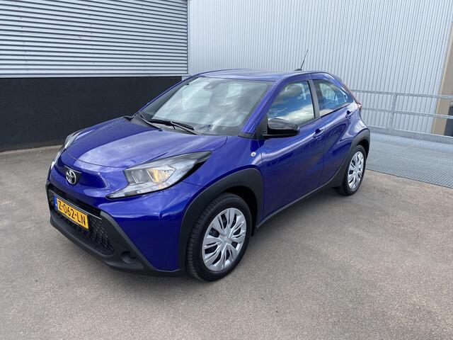 Toyota AYGO X 1.0 VVT-i MT Play Apple CarPlay/Android Auto navigatie, achteruitrij camera, Nieuw geleverd, NL-auto, 1e eign. adaptieve cruise control,