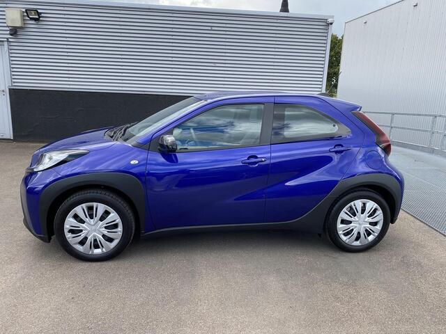 Toyota AYGO X 1.0 VVT-i MT Play Apple CarPlay/Android Auto navigatie, achteruitrij camera, Nieuw geleverd, NL-auto, 1e eign. adaptieve cruise control,