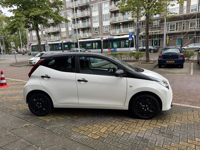 Toyota AYGO 1.0 VVT-i x-fun NAP | 1e Eigenaar | Airco | Carbon | Uniek | Led | Bluetooth | Dealeronderhouden |
