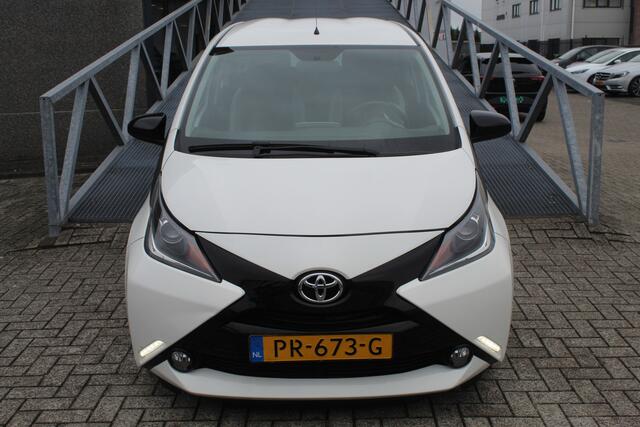 Toyota AYGO 1.0 VVT-i x-play Navigatie/Apple carplay/Airco/Achteruitrijcamera/Toerenteller/Elektrische ramen/Elektrisch verstelbare spiegels.