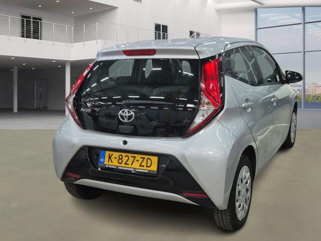 Toyota AYGO 1.0 VVT-i x-play AUT! Camera! Carplay! VERWACHT!!