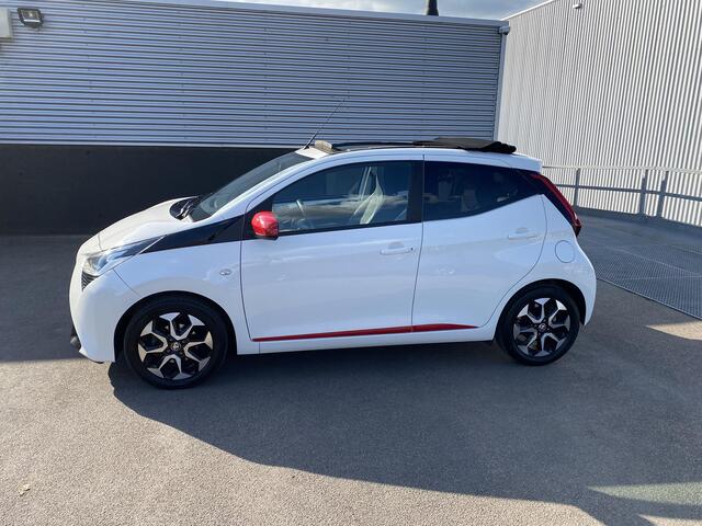 Toyota AYGO 1.0 VVT-i x-joy cabrio Sportieve auto met rode accenten en een Cabriodak! Airconditioning, achteruitrij camera, Apple Carplay/Android Auto, start/stop systeem