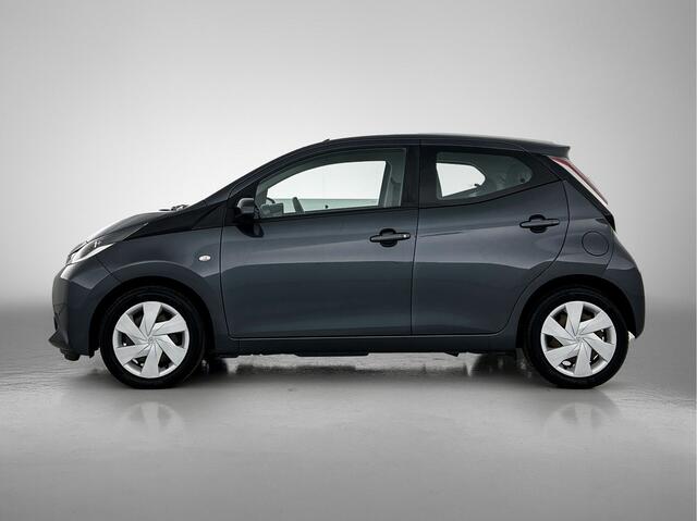 Toyota AYGO 1.0 VVT-i x-play | Navigatie | Airco | Metallic Lak | Dealer Onderhouden |