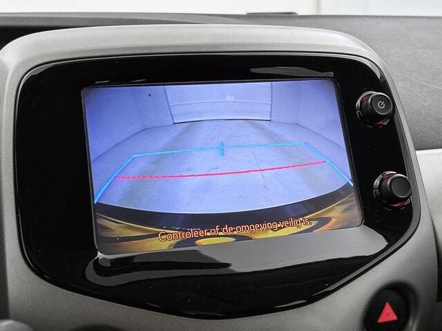 Toyota AYGO 1.0 VVT-i x-play | Navigatie | Airco | Metallic Lak | Dealer Onderhouden |