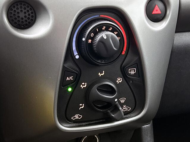 Toyota AYGO 1.0 VVT-i x-play | Navigatie | Airco | Metallic Lak | Dealer Onderhouden |