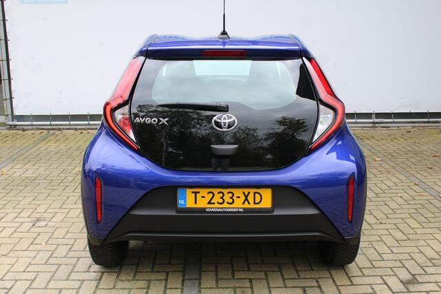 Toyota AYGO X 1.0 VVT-i MT Play | Incl. 12 maanden Garantie | 1e Eigenaar | Cruise controle | Achteruitrijcamera | Apple CarPlay/Android Auto | Lane assist | Airco | DAB Radio | Bluetooth | Centrale deurvergrendeling met handzender | Origineel NL Auto | NAP |