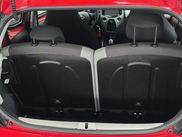 Toyota AYGO 1.0 VVT-i x-play/ 5-Drs/ Camera/ Airco/ C.V. Afstand/ Elek. ramen/ Media-Scherm/ Isofix/ Bluetooth/ AUX & USB/ Multi. Stuur/ Mistl./ LED Dagrijverl.