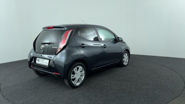 Toyota AYGO 1.0 VVT-i x-play | 4 Seizoenenbanden | P. Camera | Climate Control