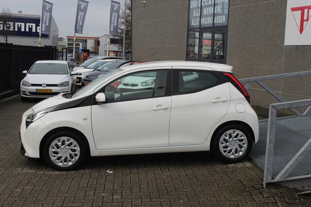 Toyota AYGO 1.0 VVT-i x-play Lage kilometerstand/Achteruitrijcamera/App connect/Airco/Orig. NL auto/Begrenzer