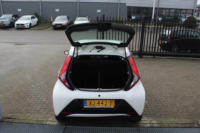 Toyota AYGO 1.0 VVT-i x-play Lage kilometerstand/Achteruitrijcamera/App connect/Airco/Orig. NL auto/Begrenzer