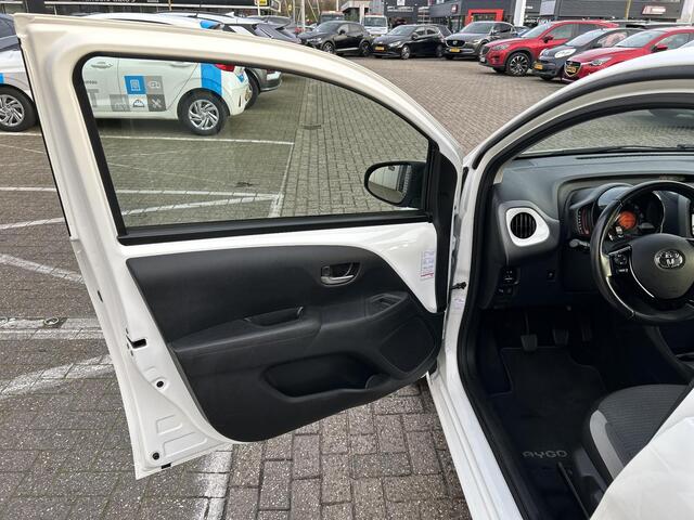 Toyota AYGO 1.0 VVT-i x-joy | All Seasonbanden| Climate control| Cruise control| Bestuurdersstoel in hoogte verstelbaar| Apple Carplay|