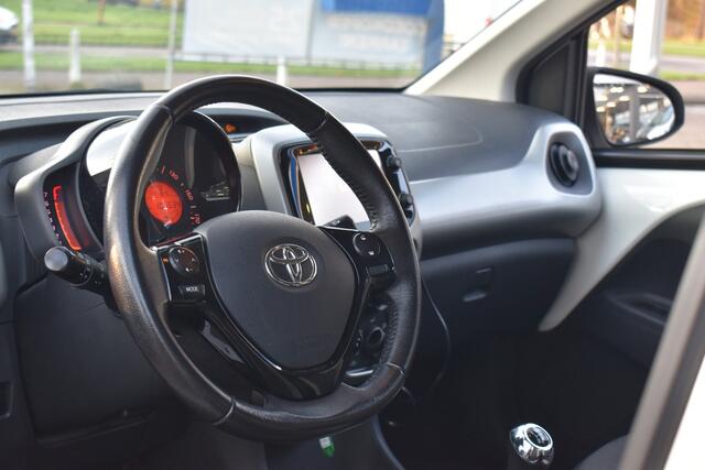 Toyota AYGO 1.0 VVT-i x-play 2e Eigenaar | Navigatie | Camera | Airco | 12 mnd BOVAG garantie |