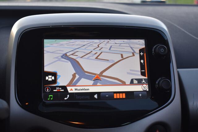 Toyota AYGO 1.0 VVT-i x-play 2e Eigenaar | Navigatie | Camera | Airco | 12 mnd BOVAG garantie |