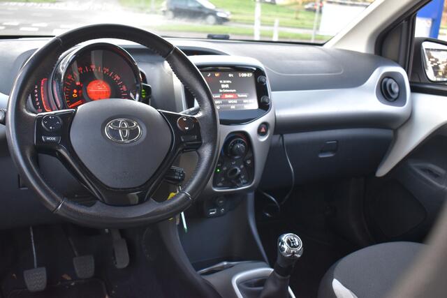 Toyota AYGO 1.0 VVT-i x-play 2e Eigenaar | Navigatie | Camera | Airco | 12 mnd BOVAG garantie |