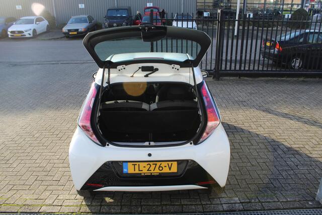 Toyota AYGO 1.0 VVT-i x-play Automaat/Achteruitrijcamera/Airco/Licht metalen velgen/Bluetooth/Centrale vergrendeling/Elektrische ramen