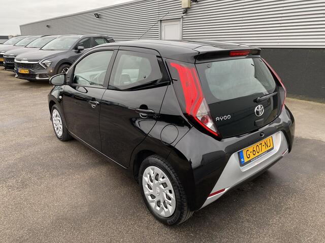 Toyota AYGO 1.0 VVT-i x-play limited NL-auto, boekjes compleet! Navigatie Apple CarPlay/Android Auto, achteruitrij camera, airco, neerklapbare achterbank,