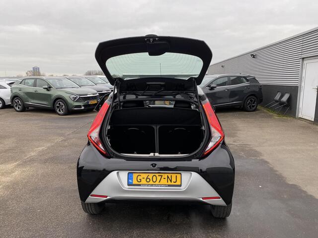 Toyota AYGO 1.0 VVT-i x-play limited NL-auto, boekjes compleet! Navigatie Apple CarPlay/Android Auto, achteruitrij camera, airco, neerklapbare achterbank,