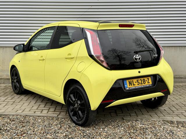 Toyota AYGO 1.0 VVT-i x-cite Yellow & Black [ airco,camera,cruise,lmv ]