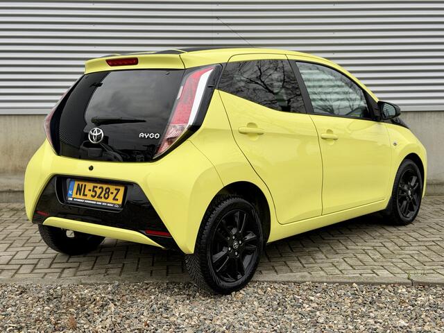Toyota AYGO 1.0 VVT-i x-cite Yellow & Black [ airco,camera,cruise,lmv ]