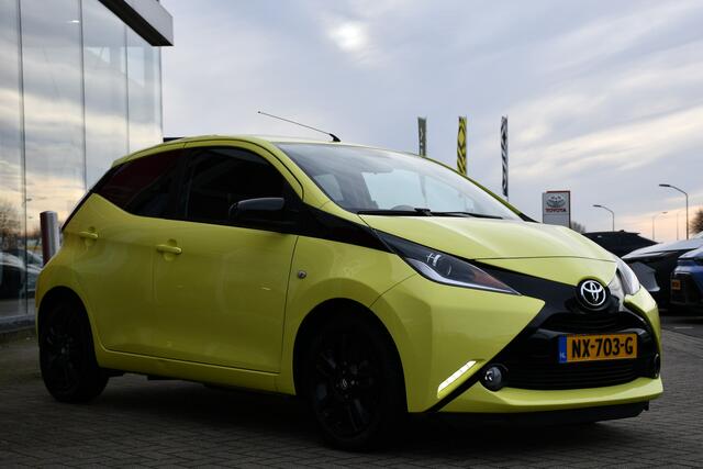 Toyota AYGO 1.0 VVT-i x-cite 5-deurs 69pk | Airconditioning | Zwarte lichtmetalen velgen | Dealer-onderhouden |