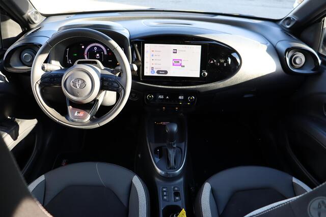 Toyota AYGO X Hybrid 115 GR Sport, Keyless entry, JBL, Stoelverwarming, Adaptieve cruise control, Parkeercamera.