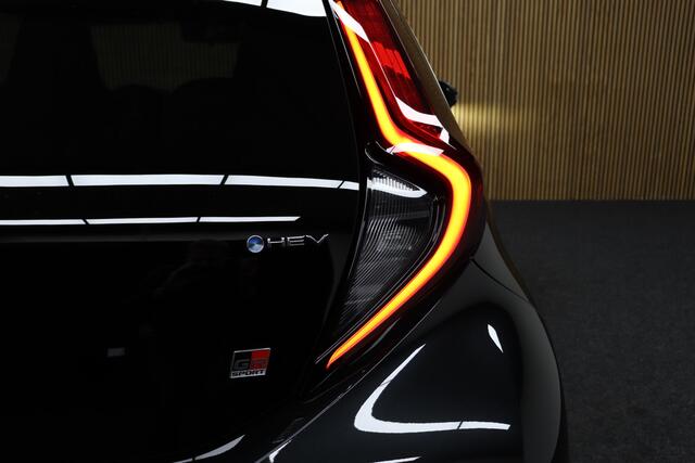 Toyota AYGO X Hybrid 115 GR Sport | Bi-tone | Nieuw uit voorraad leverbaar! | JBL Audio | Adaptive-cruise | Parkeerhulp | Camera | Clima | Leder-Alcantara | Apple Carplay & Android Auto | Navigatie | Keyless | Stoelverwarming