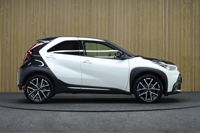 Toyota AYGO X Hybrid 115 GR Sport | Bi-tone | Nieuw uit voorraad leverbaar! | JBL Audio | Adaptive-cruise | Parkeerhulp | Camera | Clima | Leder-Alcantara | Apple Carplay & Android Auto | Navigatie | Keyless | Stoelverwarming