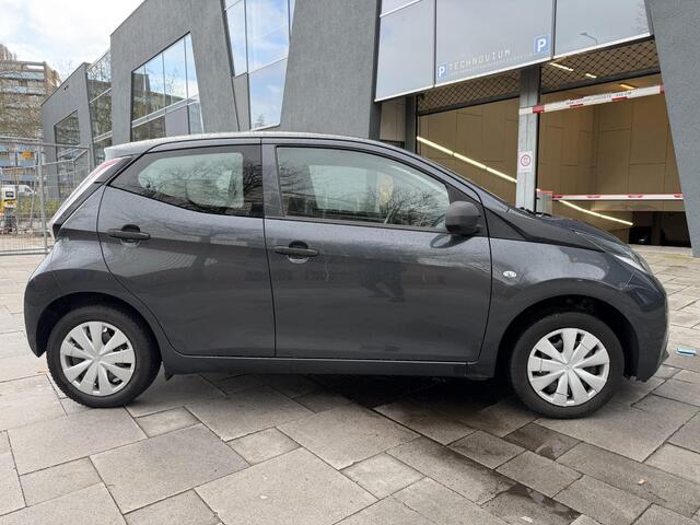 Toyota AYGO 1.0 VVT-i x-fun Grijs | 129.641 km | 2017