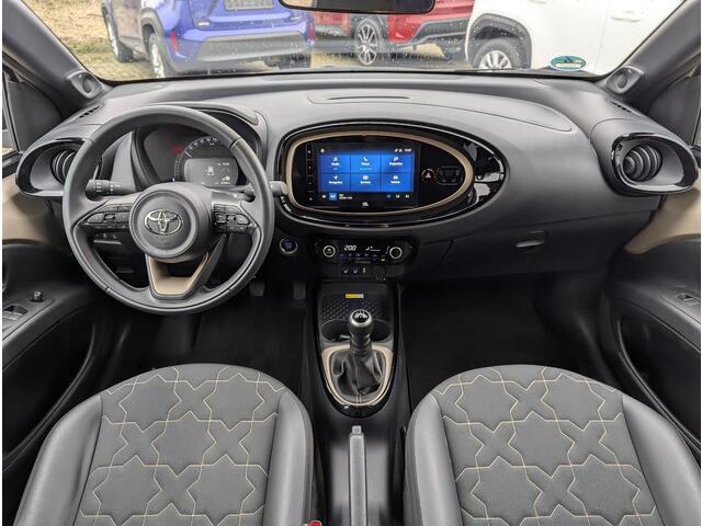 Toyota AYGO X 1.0 VVT-i MT Premium | JBL | Stoelverw. | PDC V+A | Climate control | Keyless | Qi-lader | Camera