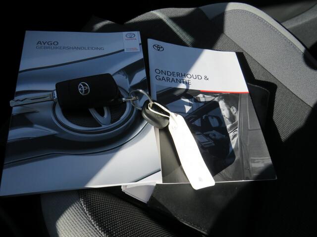 Toyota AYGO 1.0 VVT-i x-play * Rijklaarprijs incl. garantie * Camera * Airco * Carplay Android *