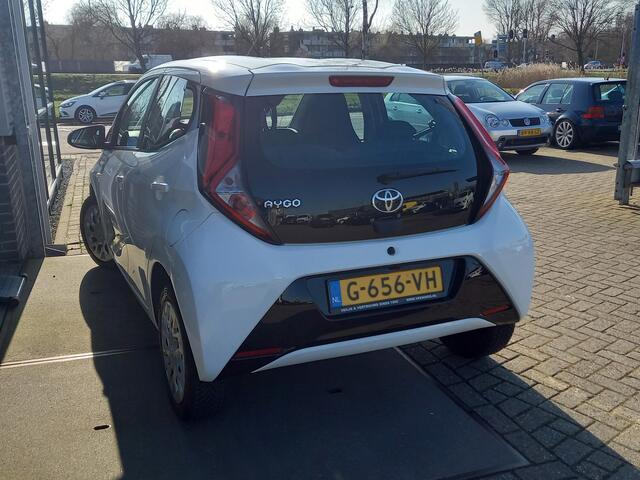 Toyota AYGO 1.0 VVT-i x-play limited - CAMERA - CARPLAY / ANDROID - AIRCO - CRUISE LIMITER