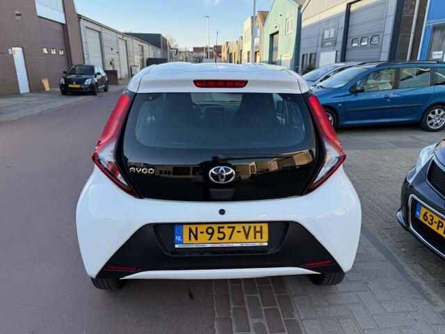 Toyota AYGO 1.0 VVT-i x-fun NAP 100.463km bj. 2022 Airco 1e eigenaar BTW auto. Dealer onderhouden.