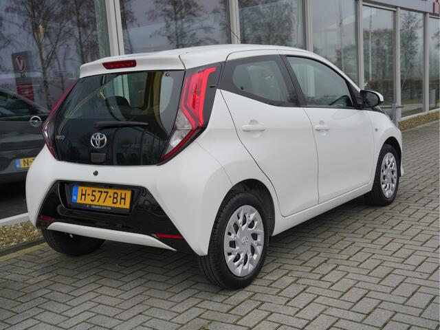 Toyota AYGO 1.0 VVT-i x-play Automaat | CarPlay | Achteruitrijcamera | Airco