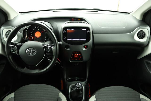 Toyota AYGO 1.0 VVT-i x-cite | Led verlichting | Achteruitrijcamera | Lichtmetalen velgen | Cabrio dak | All season banden | Apple Carplay/Android Auto |