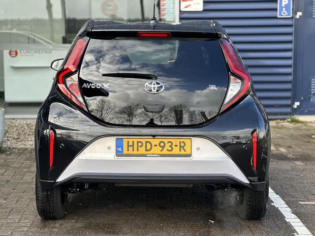 Toyota AYGO X 1.0 VVT-i MT JBL | Apple Carplay/Android Auto | Stoelverwarming | Parkeercamera/-sensoren | Climate Control | Draadloze telefoonlader | Keyless Entry/Start | Adaptive Cruise Control | DAB | Weinig kilometers!! |