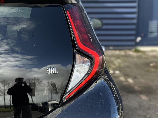 Toyota AYGO X 1.0 VVT-i MT JBL | Apple Carplay/Android Auto | Stoelverwarming | Parkeercamera/-sensoren | Climate Control | Draadloze telefoonlader | Keyless Entry/Start | Adaptive Cruise Control | DAB | Weinig kilometers!! |