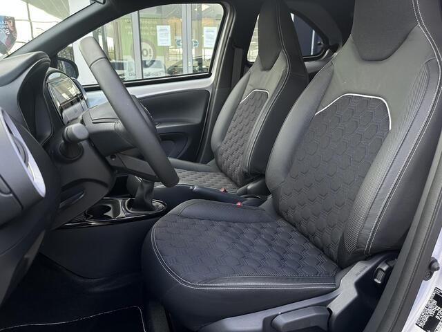 Toyota AYGO X 1.0 VVT-i MT JBL | Apple Carplay/Android Auto | Stoelverwarming | Parkeercamera/-sensoren | Climate Control | Draadloze telefoonlader | Keyless Entry/Start | Adaptive Cruise Control | DAB | Weinig kilometers!! |
